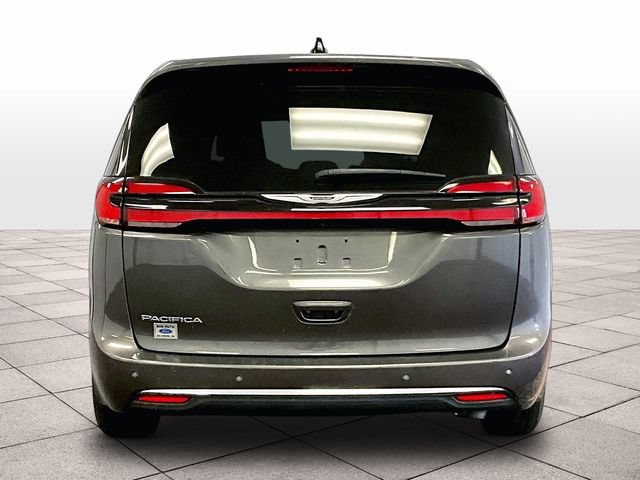 Used 2023 Chrysler Pacifica Touring-L FWD image 4