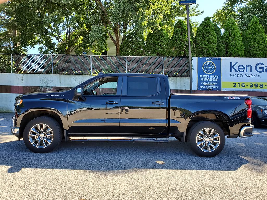 Used 2022 Chevrolet Silverado 1500 LT AWD/4WD image 3