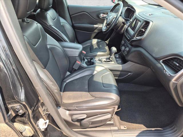 Used 2020 Jeep Cherokee Latitude Plus w/ Cold Weather Group AWD/4WD image 23