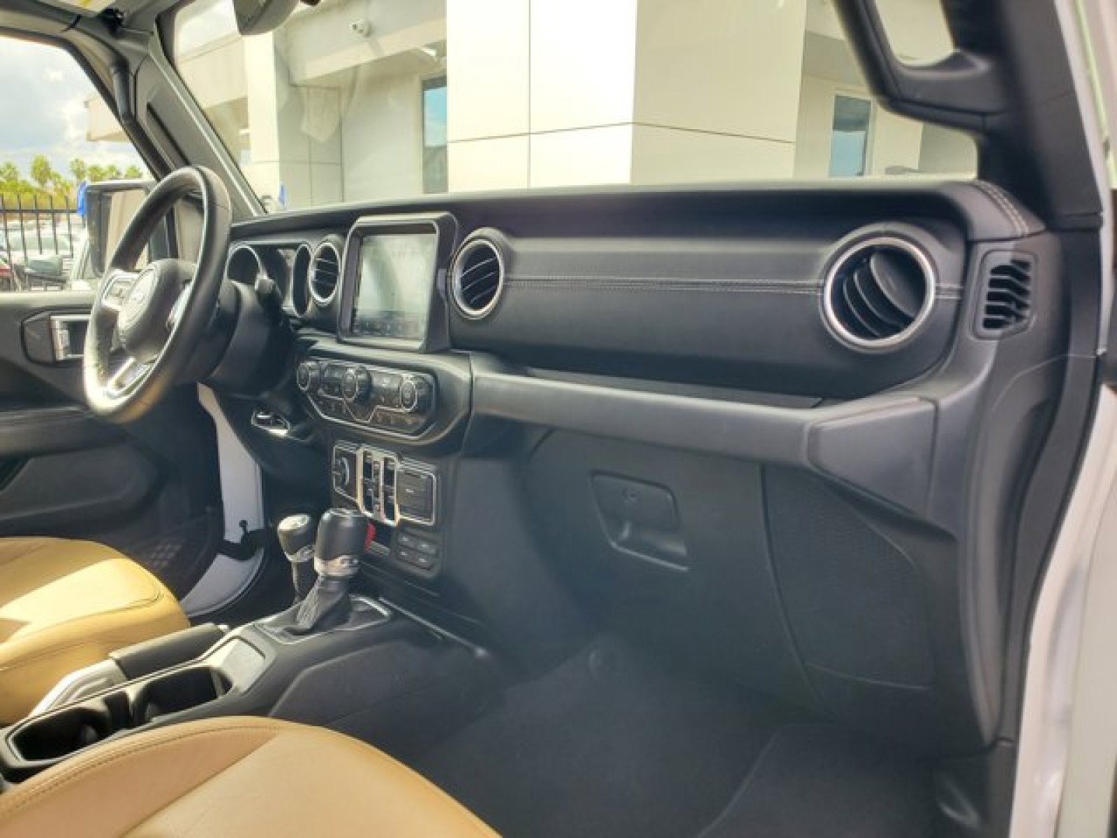 Used 2018 Jeep Wrangler Unlimited Sahara image 33