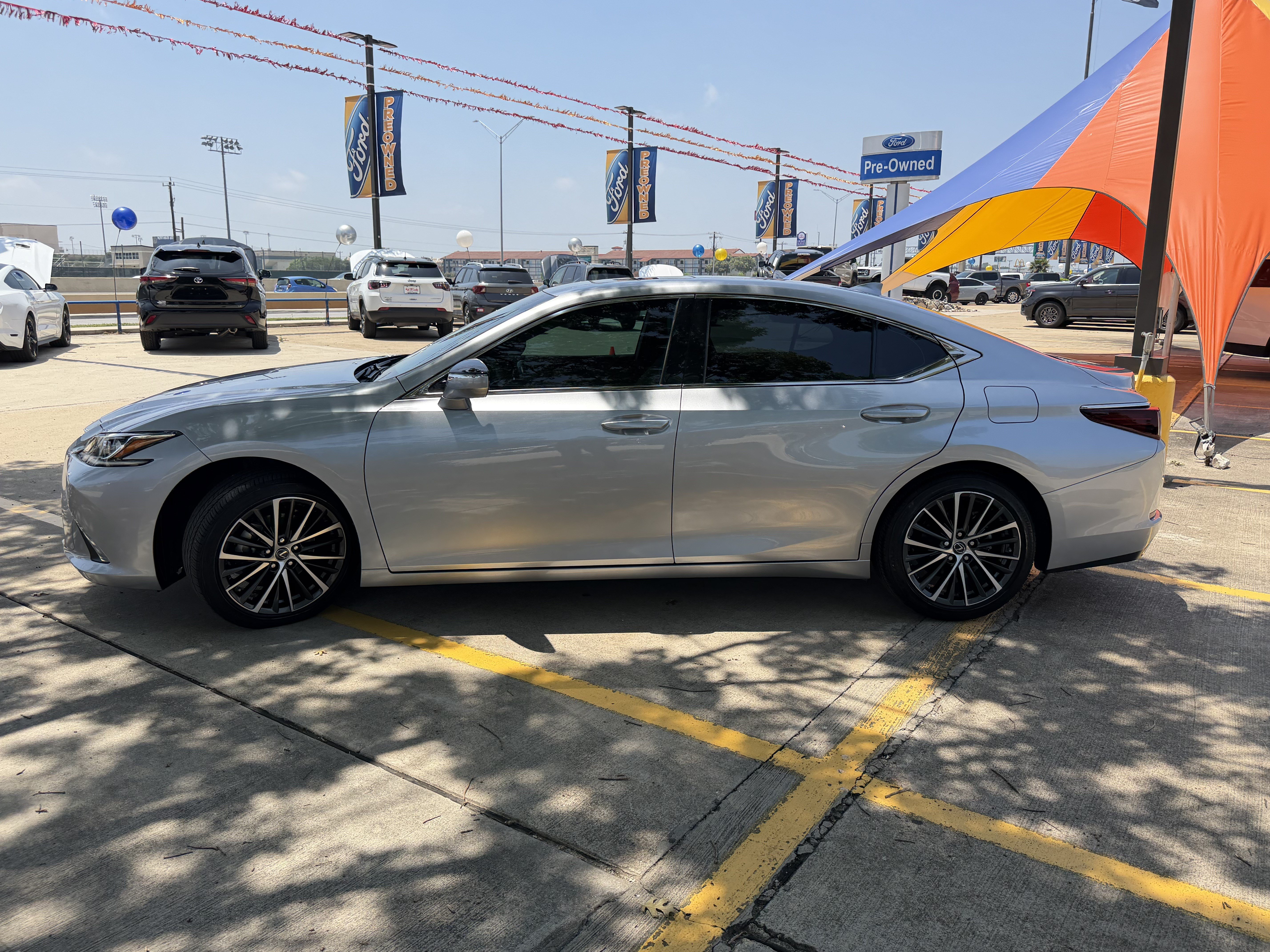 Used 2023 Lexus ES 350 w/ Premium Package FWD image 9