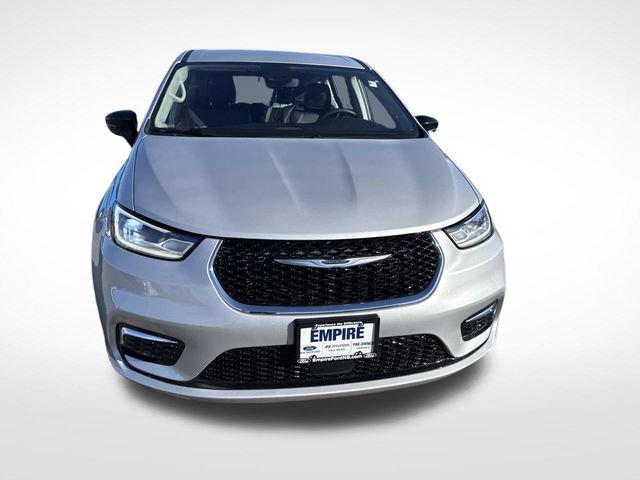 Used 2024 Chrysler Pacifica Touring-L image 11