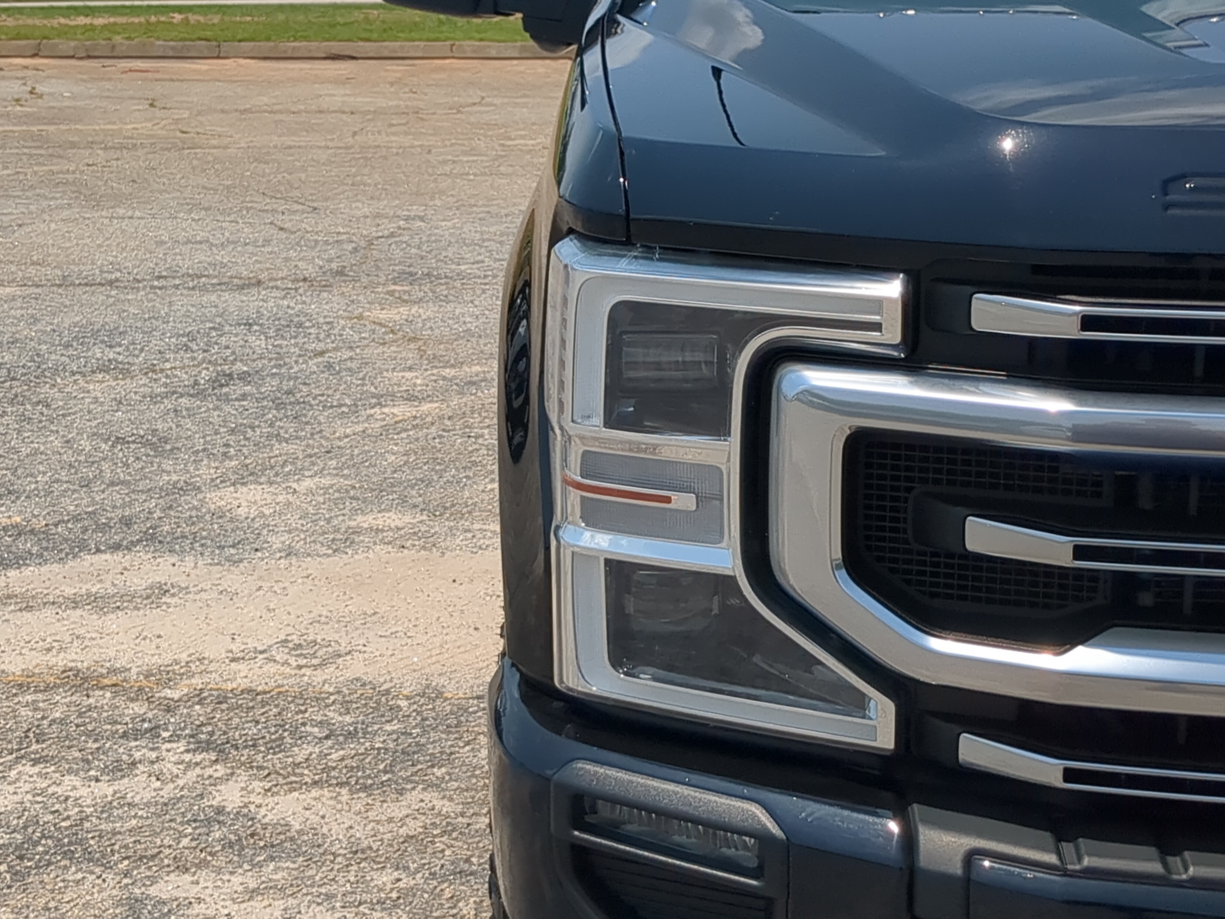 Certified 2022 Ford F250 Platinum w/ FX4 Off-Road Package AWD/4WD image 8