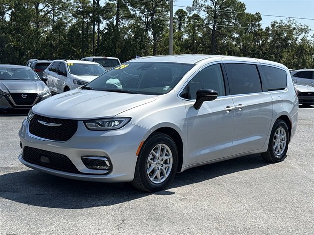 Used 2024 Chrysler Pacifica Touring-L image 2