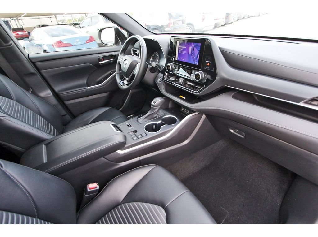 Used 2024 Toyota Highlander XSE FWD image 31