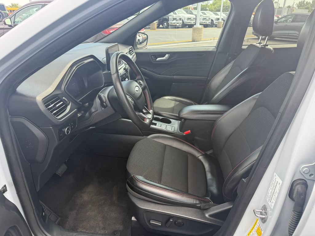 Certified 2025 Ford Escape ST-Line Select AWD/4WD image 15