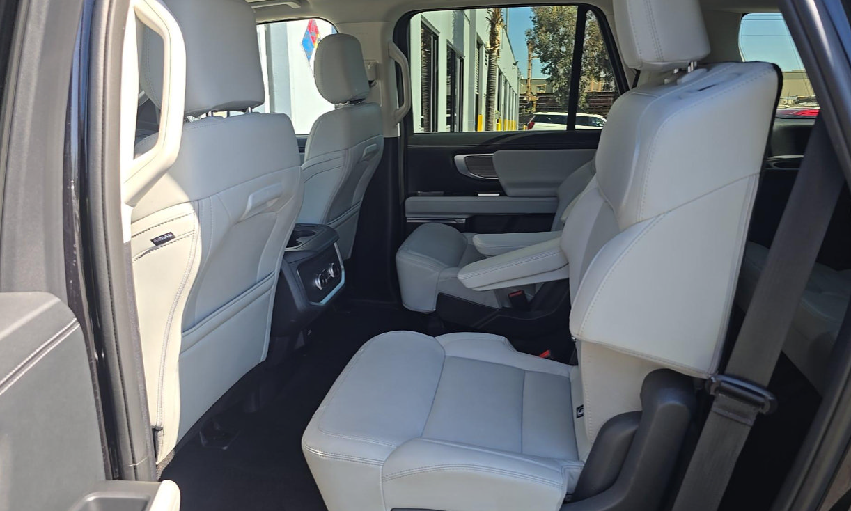 Certified 2025 Ford Expedition Platinum AWD/4WD image 7