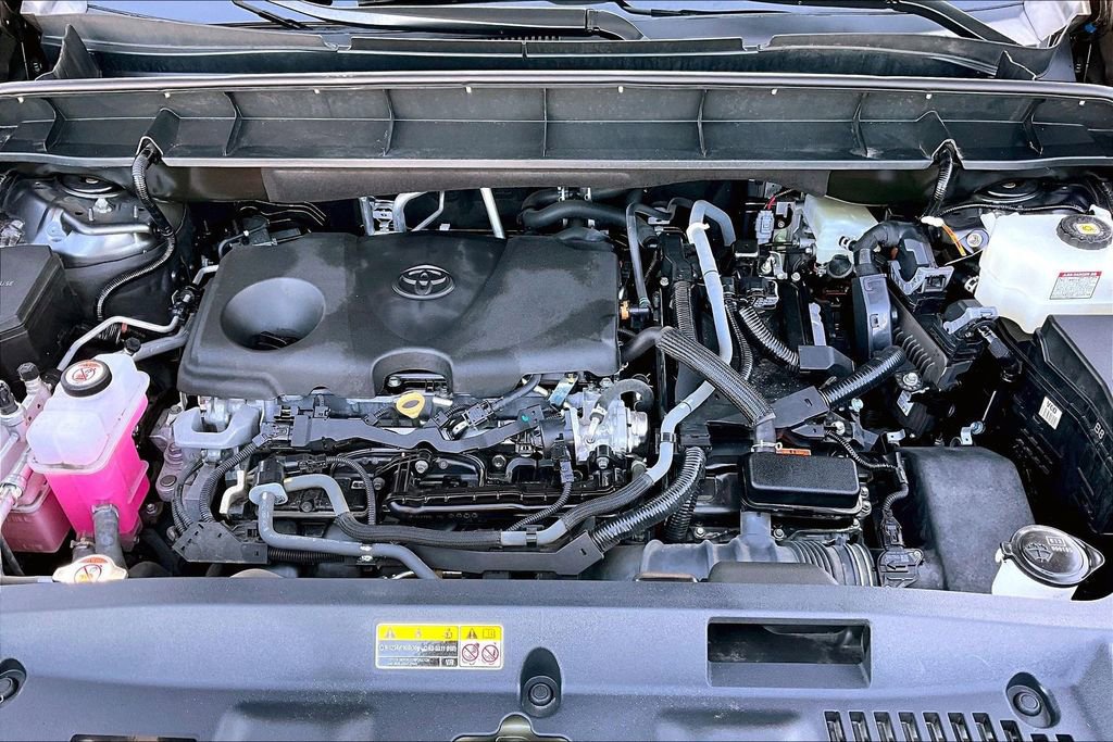 Used 2024 Toyota Highlander LE FWD image 12