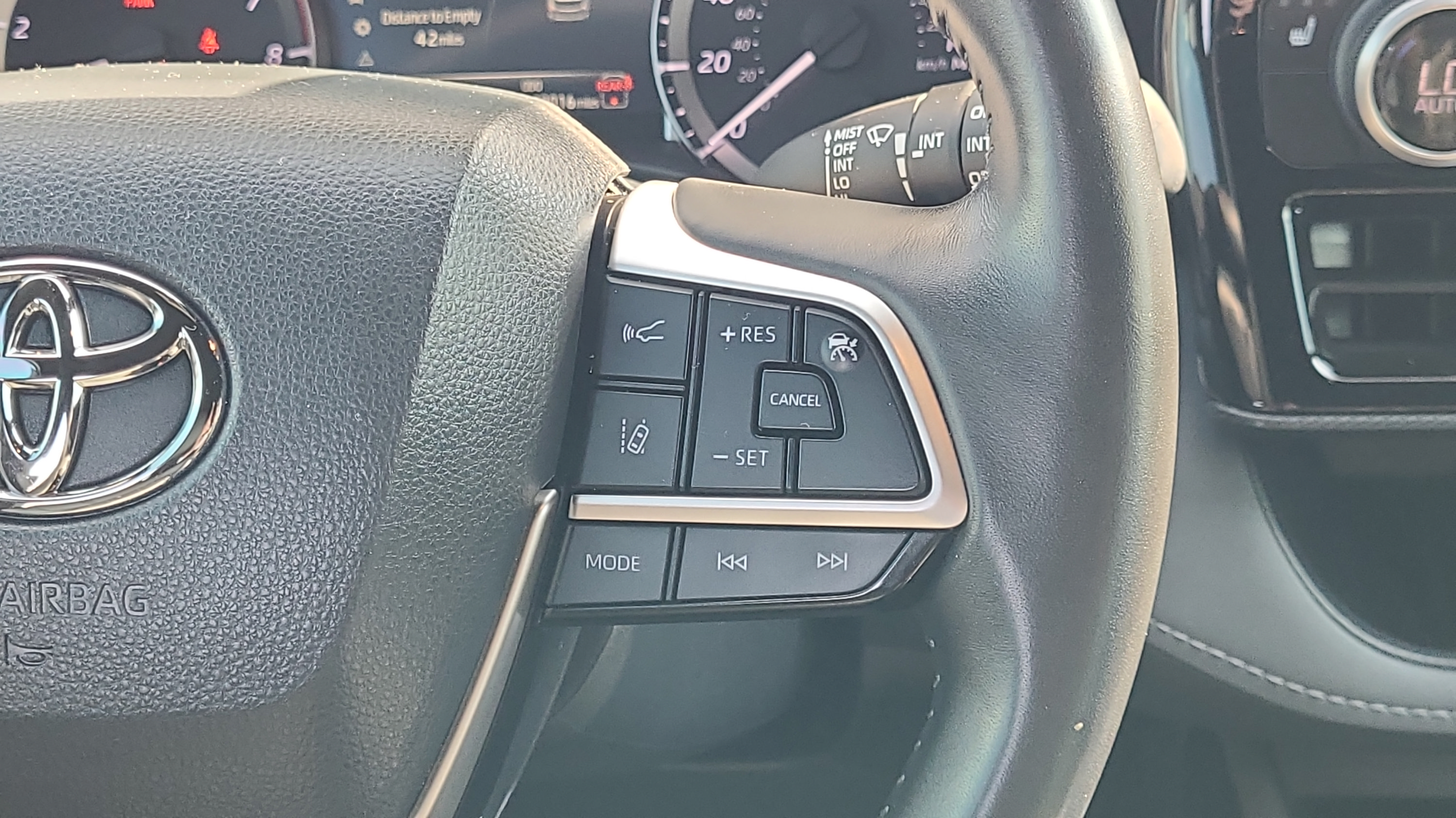 Used 2024 Toyota Highlander XSE AWD/4WD image 13