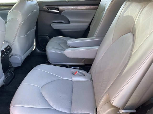 Used 2023 Toyota Highlander Platinum image 32