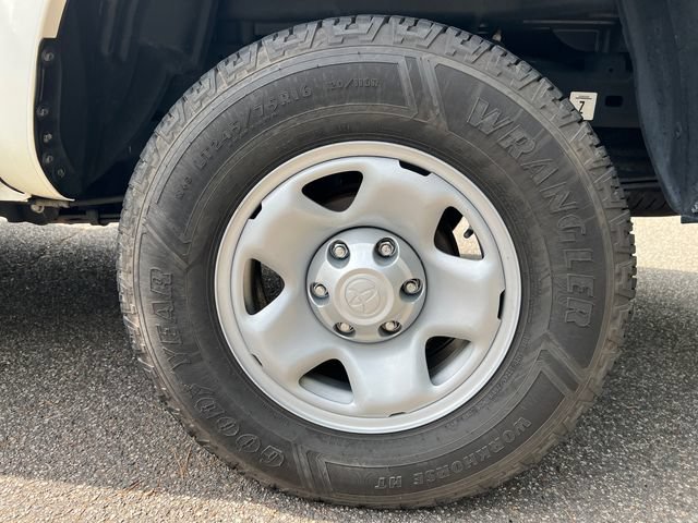 Used 2022 Toyota Tacoma SR w/ SR Convenience Package RWD image 21
