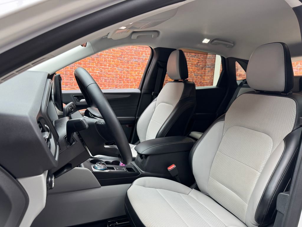 Certified 2025 Ford Escape SE FWD image 24