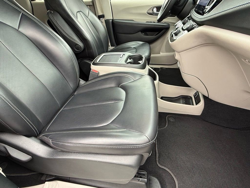 Used 2023 Chrysler Pacifica Touring-L image 10