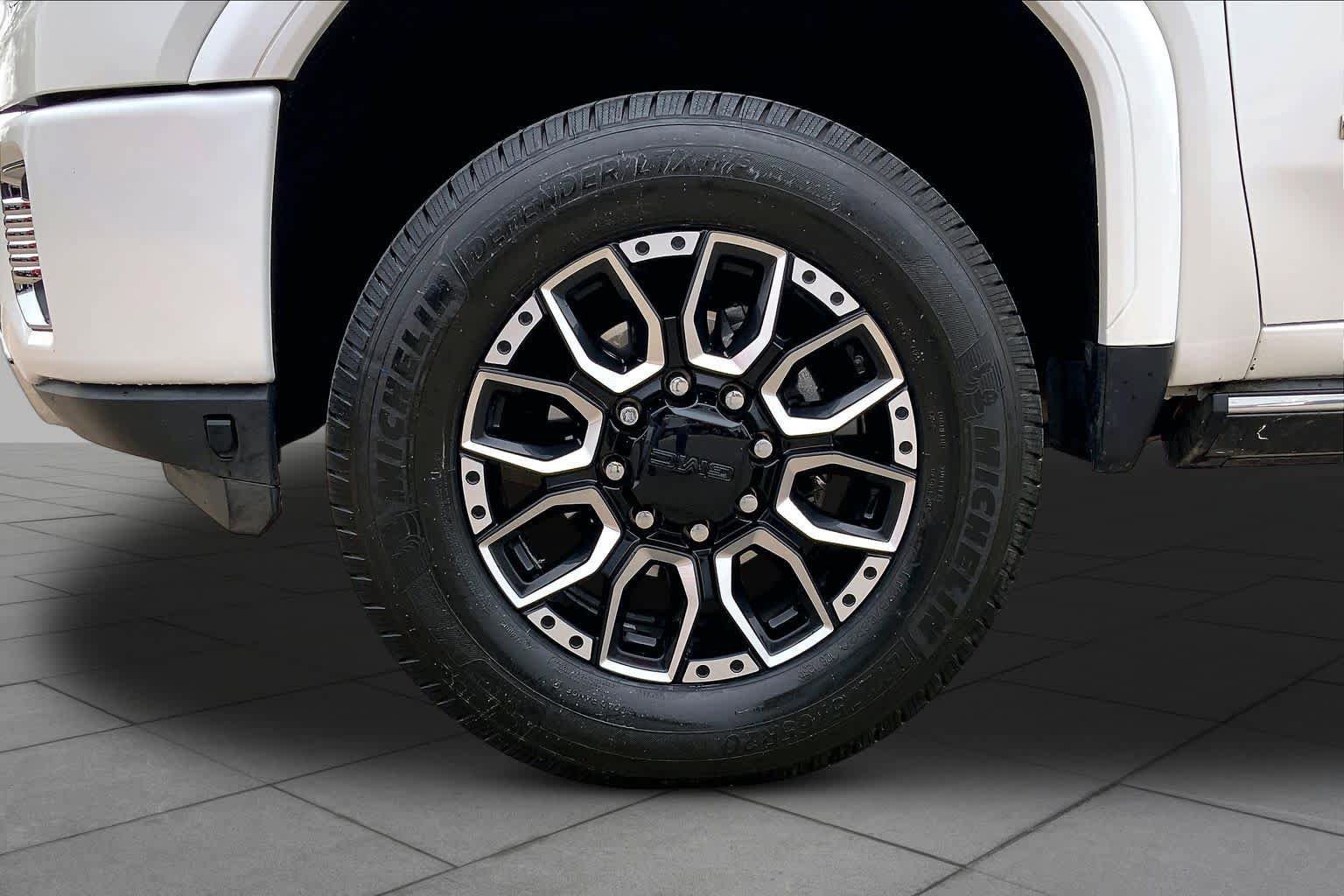 Used 2023 GMC Sierra 2500 Denali w/ Denali Ultimate Package AWD/4WD image 11