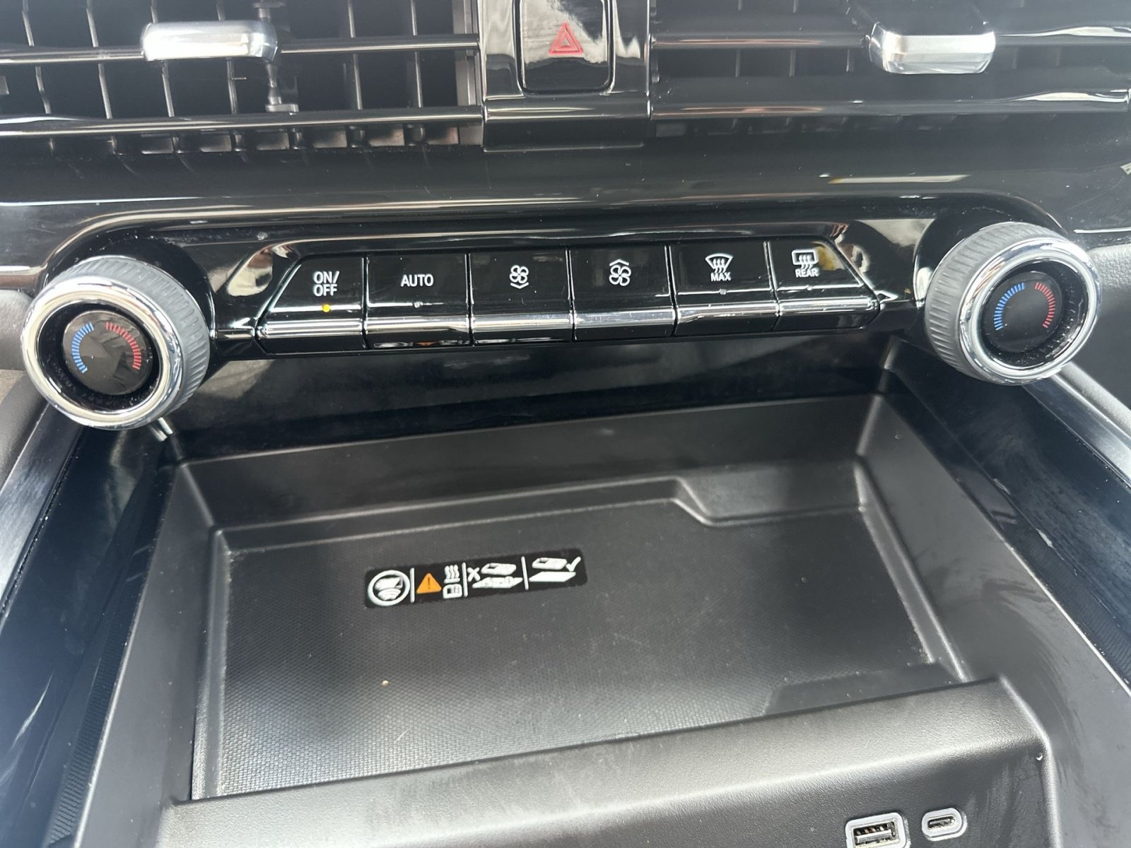 Used 2025 Chevrolet Suburban Z71 AWD/4WD image 29