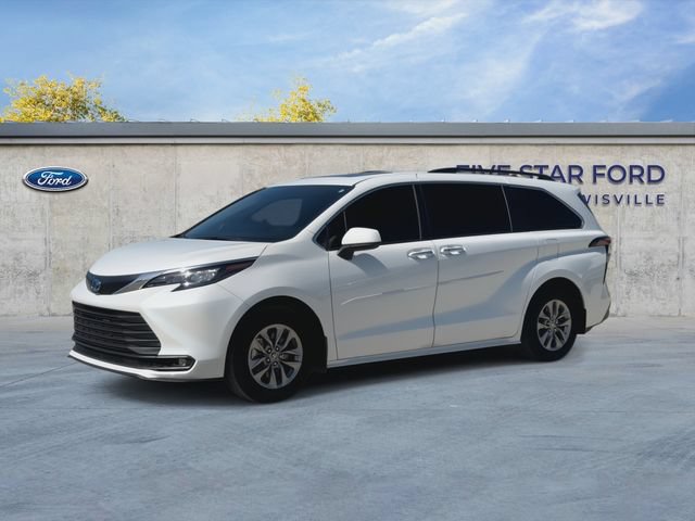 Used 2025 Toyota Sienna XLE AWD/4WD image 4