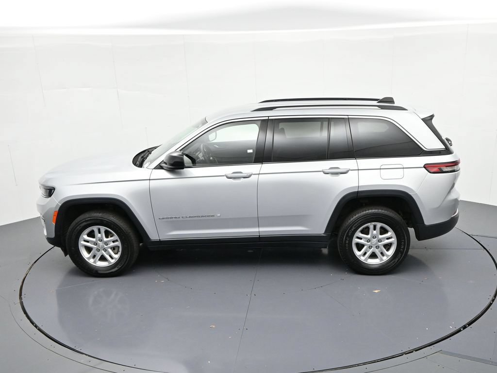 Used 2023 Jeep Grand Cherokee Laredo w/ Luxury Tech Group I AWD/4WD image 17