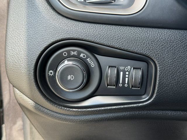 Used 2017 Jeep Renegade Latitude AWD/4WD image 38