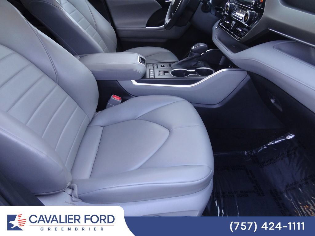 Used 2022 Toyota Highlander XLE AWD/4WD image 16