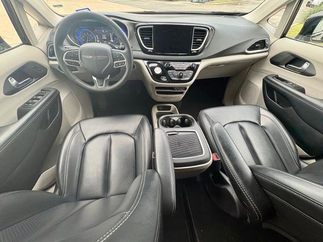 Used 2024 Chrysler Pacifica Touring-L FWD image 11