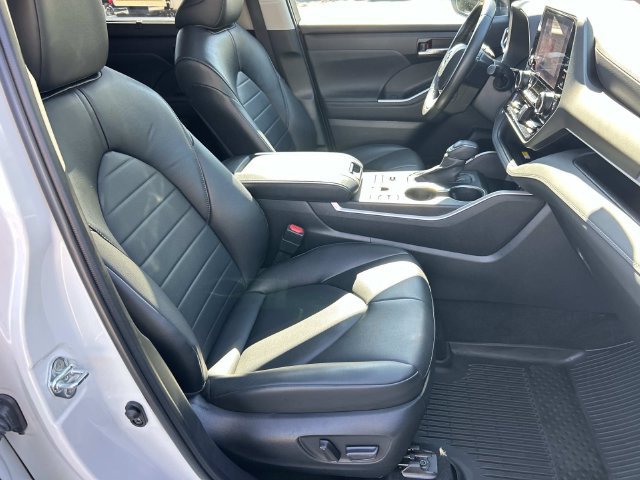 Used 2023 Toyota Highlander XLE AWD/4WD image 33