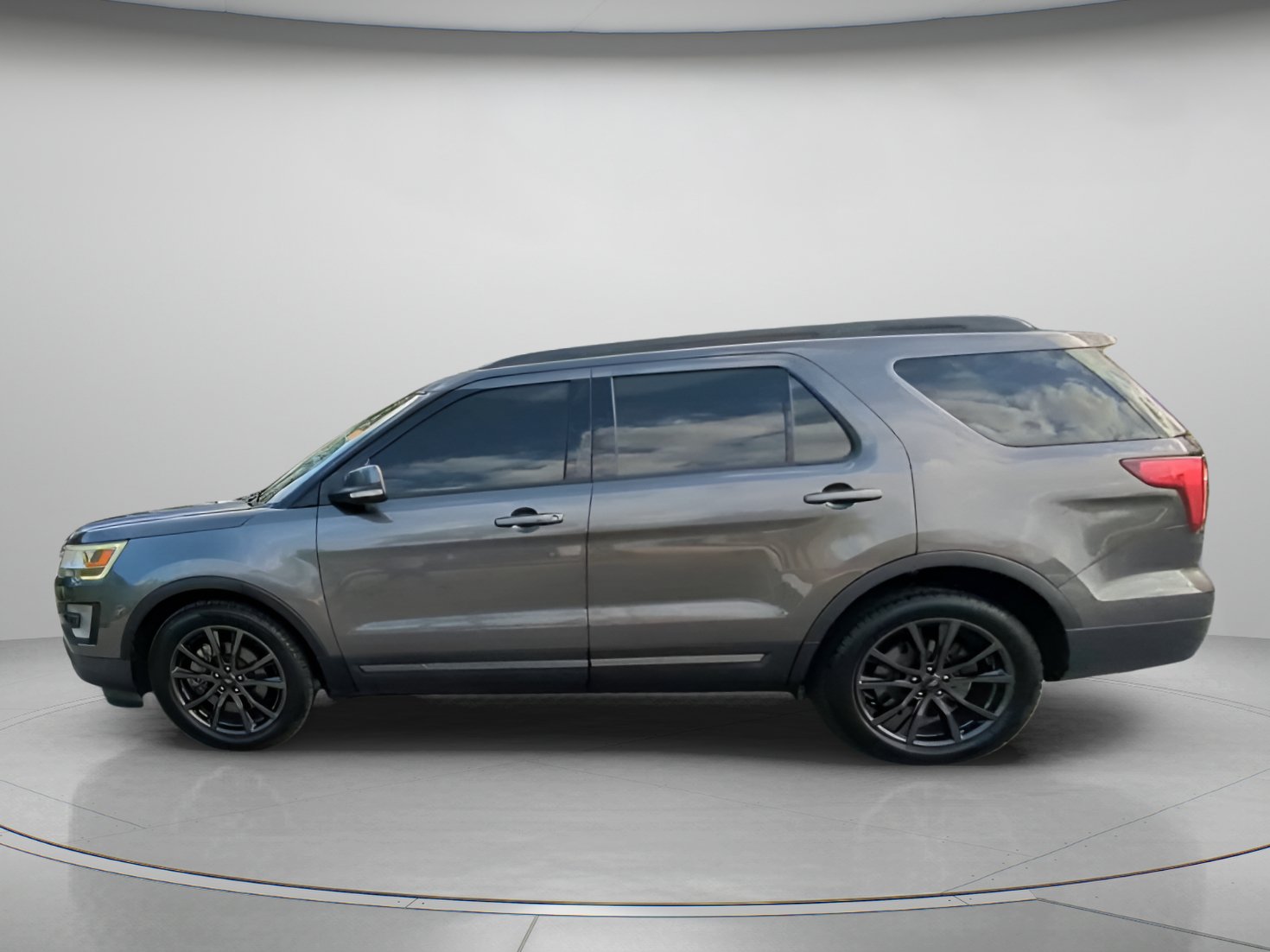 Certified 2017 Ford Explorer XLT w/ Equipment Group 202A FWD image 16