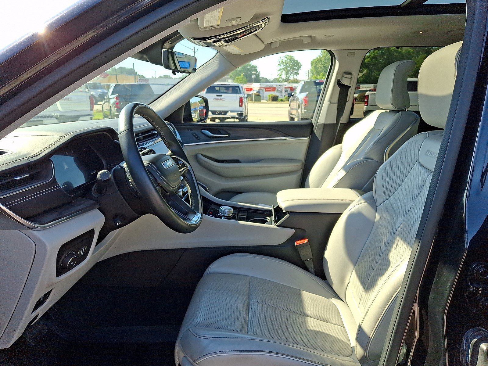 Used 2021 Jeep Grand Cherokee L Overland w/ Luxury Tech Group IV AWD/4WD image 12