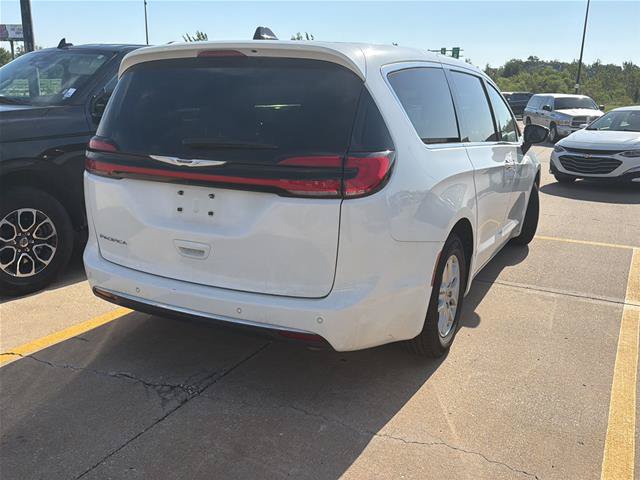 Used 2025 Chrysler Pacifica Select FWD image 6