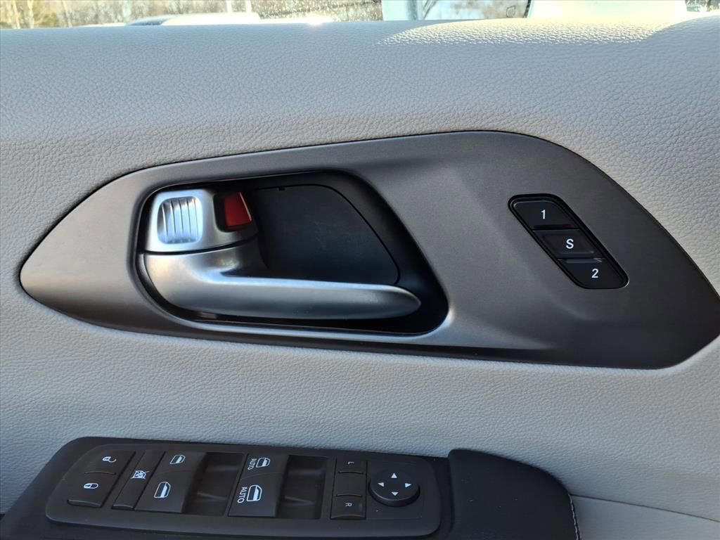 Used 2022 Chrysler Pacifica Touring-L image 14