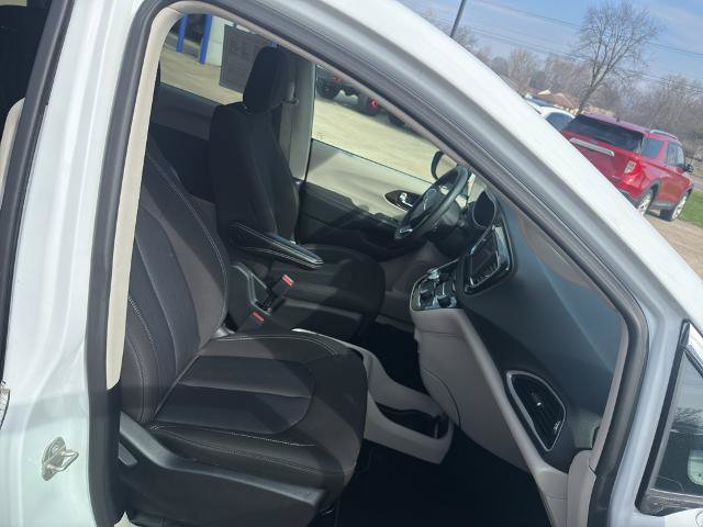 Used 2023 Chrysler Voyager LX FWD image 15