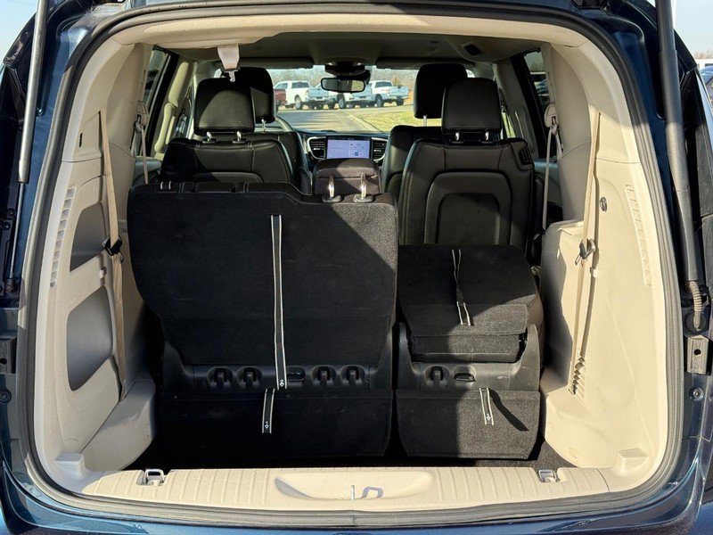 Used 2024 Chrysler Pacifica Touring-L image 6