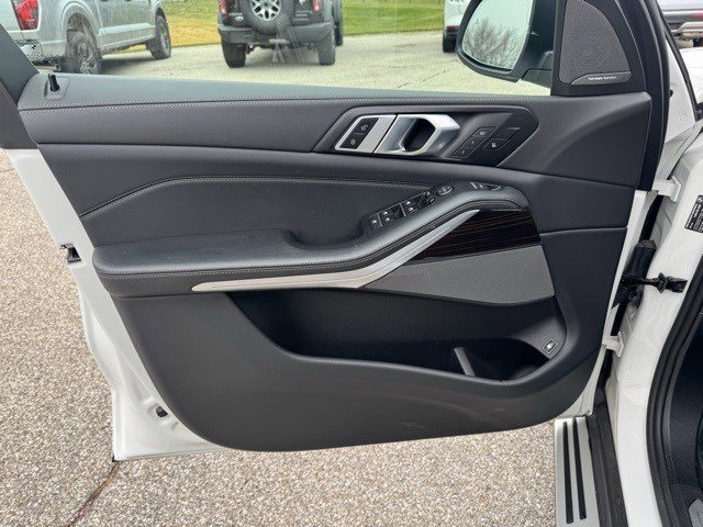 Used 2025 BMW X5 xDrive50e image 10