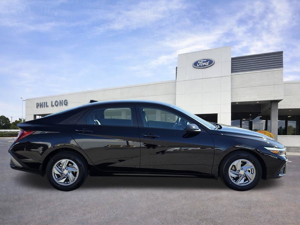 Used 2026 Hyundai Elantra SE FWD image 11