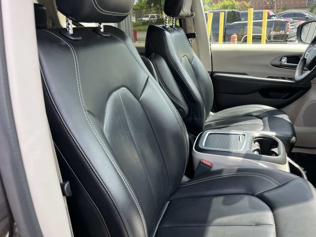 Used 2023 Chrysler Pacifica Touring-L FWD image 25