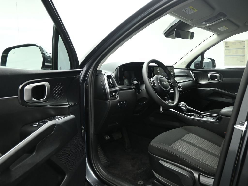 Used 2023 Kia Sorento LX image 37