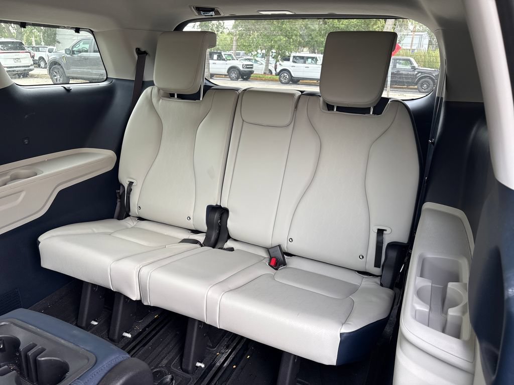 Used 2025 Kia Carnival EX FWD image 32