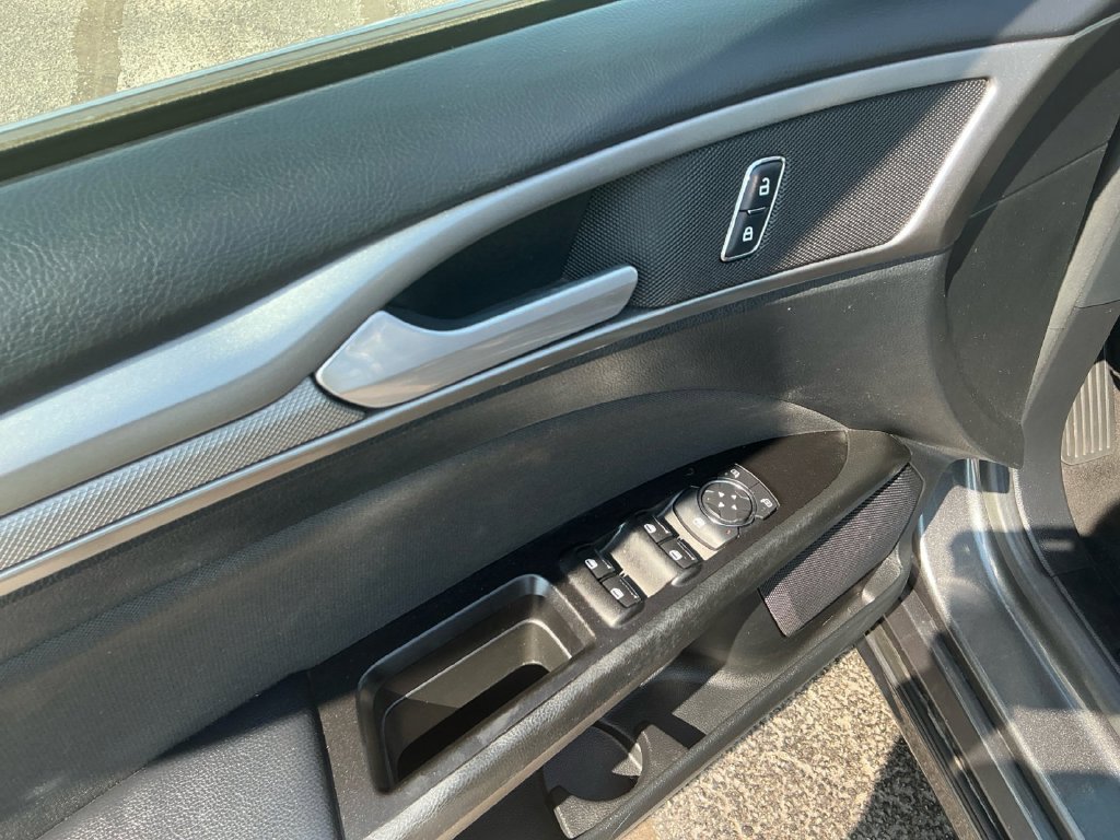 Certified 2017 Ford Fusion SE w/ Fusion SE Technology Package FWD image 16