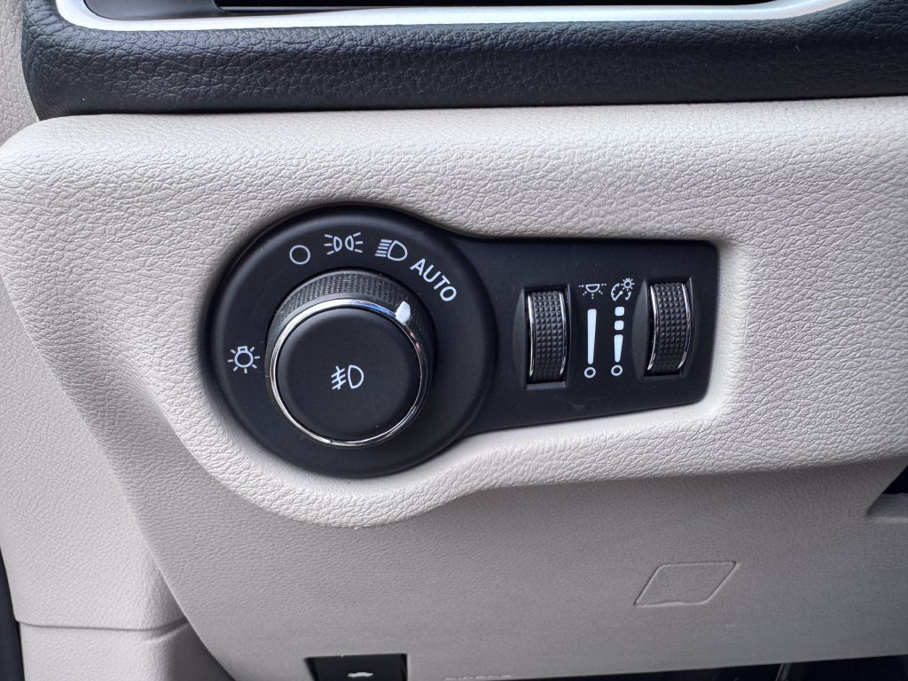 Used 2023 Chrysler Pacifica Touring-L FWD image 25