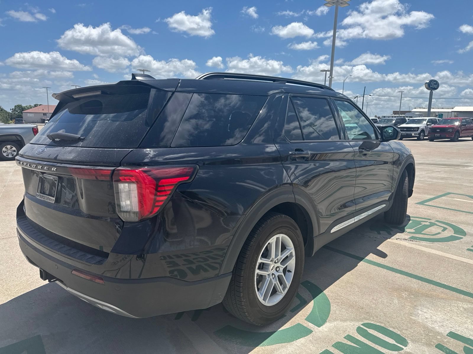 Certified 2025 Ford Explorer Active w/ Active Comfort Package RWD video 3