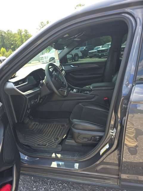 Used 2023 Jeep Grand Cherokee L Altitude AWD/4WD image 10