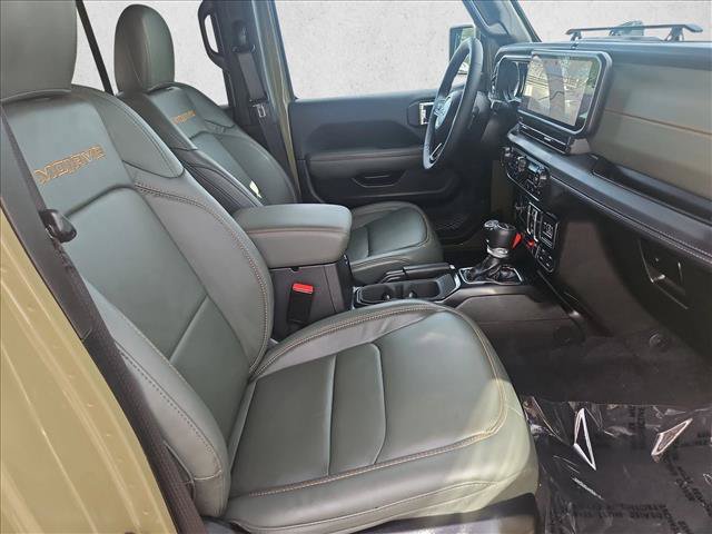 Used 2025 Jeep Gladiator Mojave AWD/4WD image 16