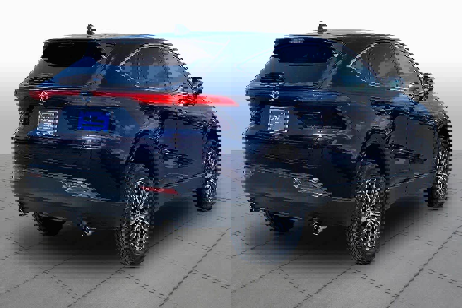 Used 2024 Toyota Venza LE AWD/4WD image 3