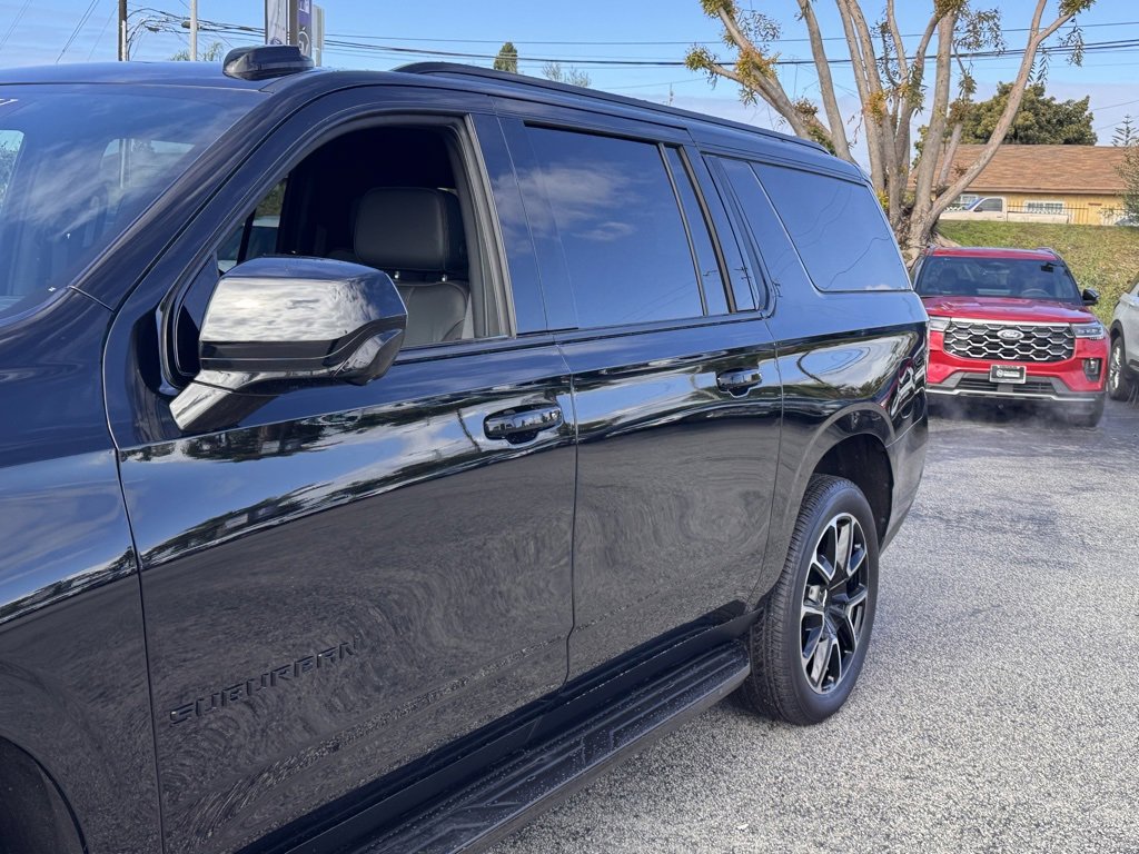 Used 2025 Chevrolet Suburban RST image 9