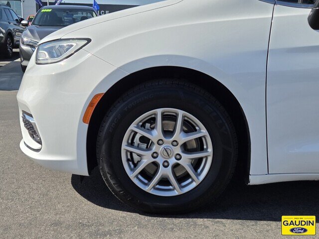 Used 2024 Chrysler Pacifica Touring-L FWD image 10