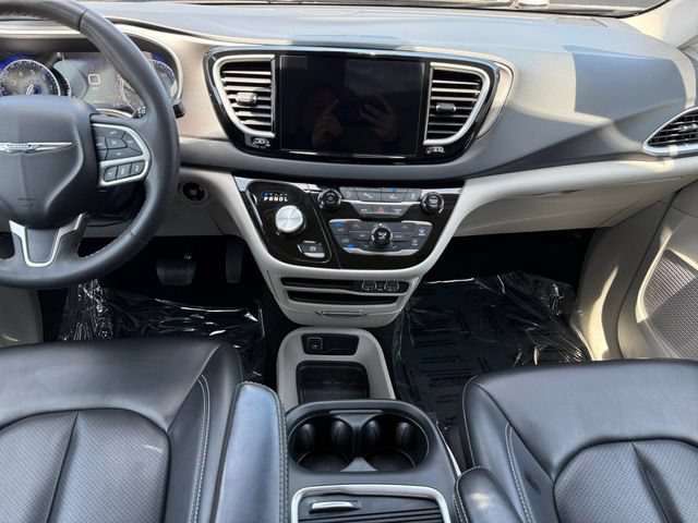 Used 2023 Chrysler Pacifica Touring-L FWD image 4