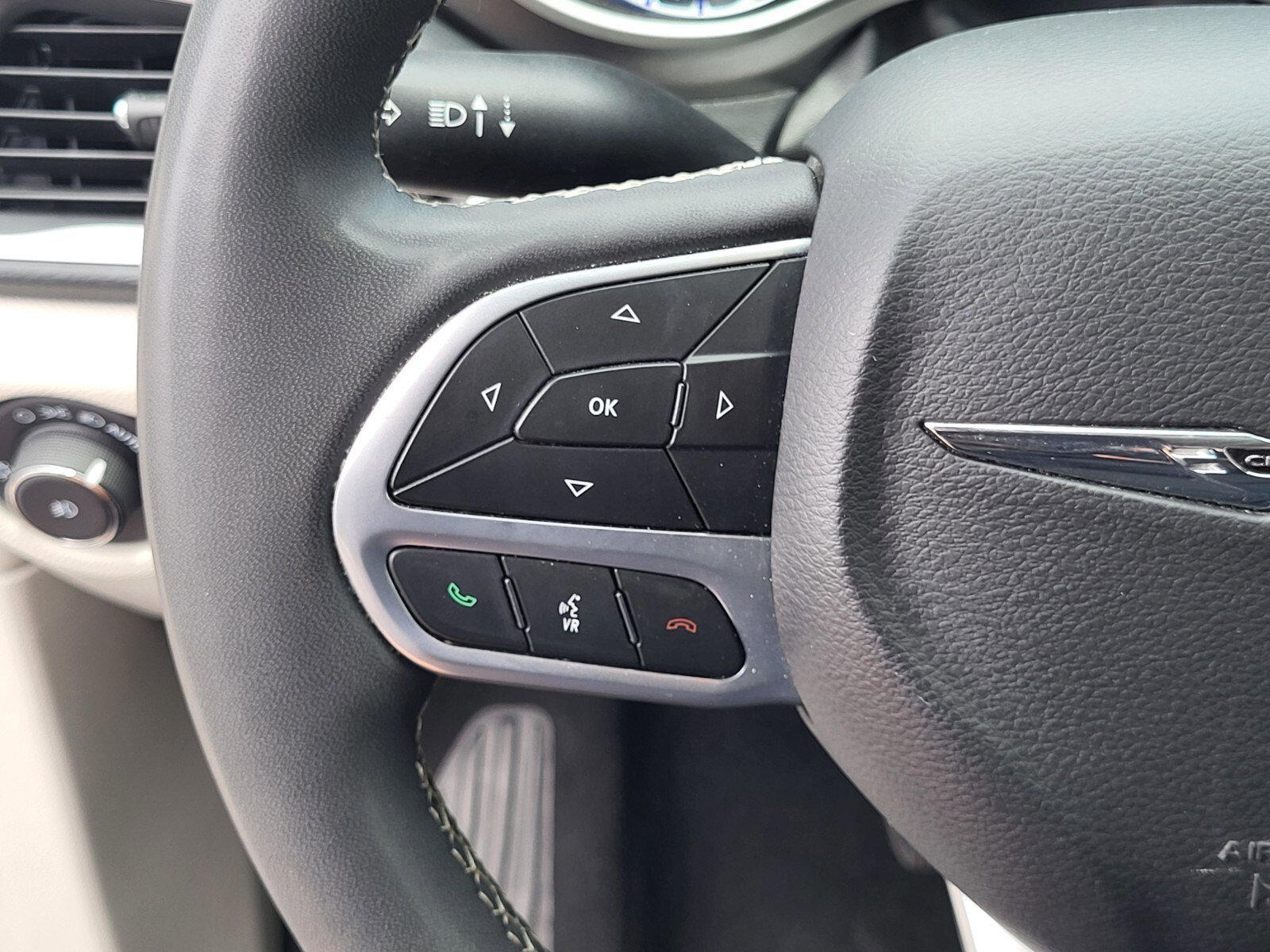 Used 2023 Chrysler Pacifica Touring-L FWD image 27