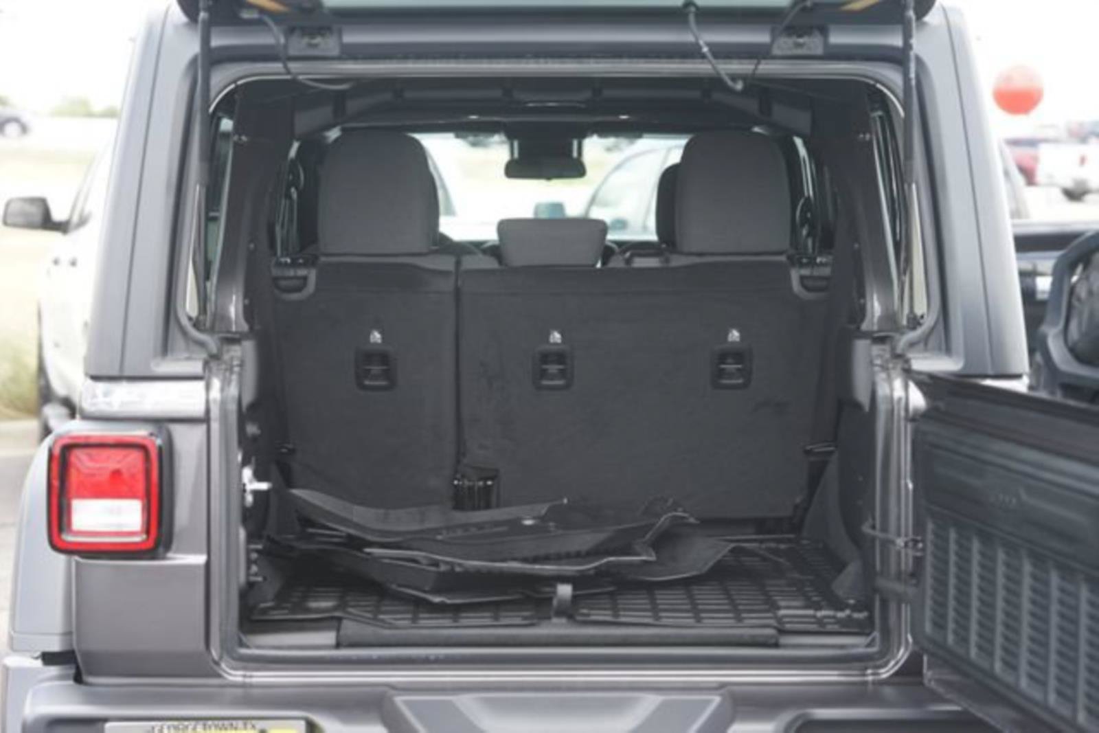 Used 2025 Jeep Wrangler Unlimited Sport AWD/4WD image 31