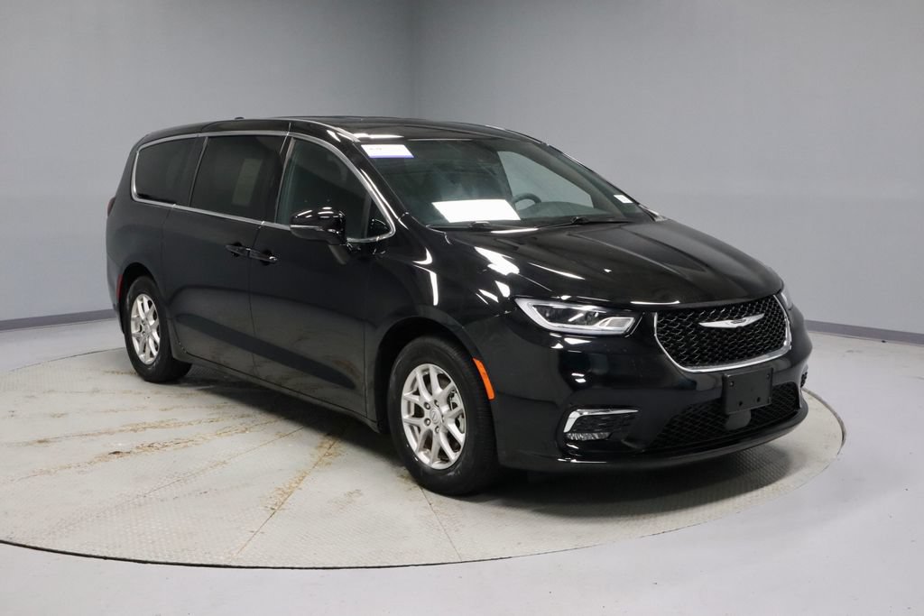 Used 2025 Chrysler Pacifica Select