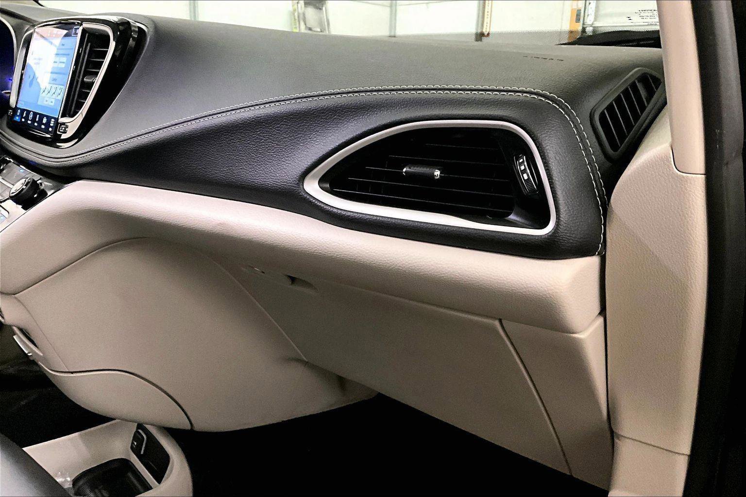 Used 2023 Chrysler Pacifica Touring-L image 15