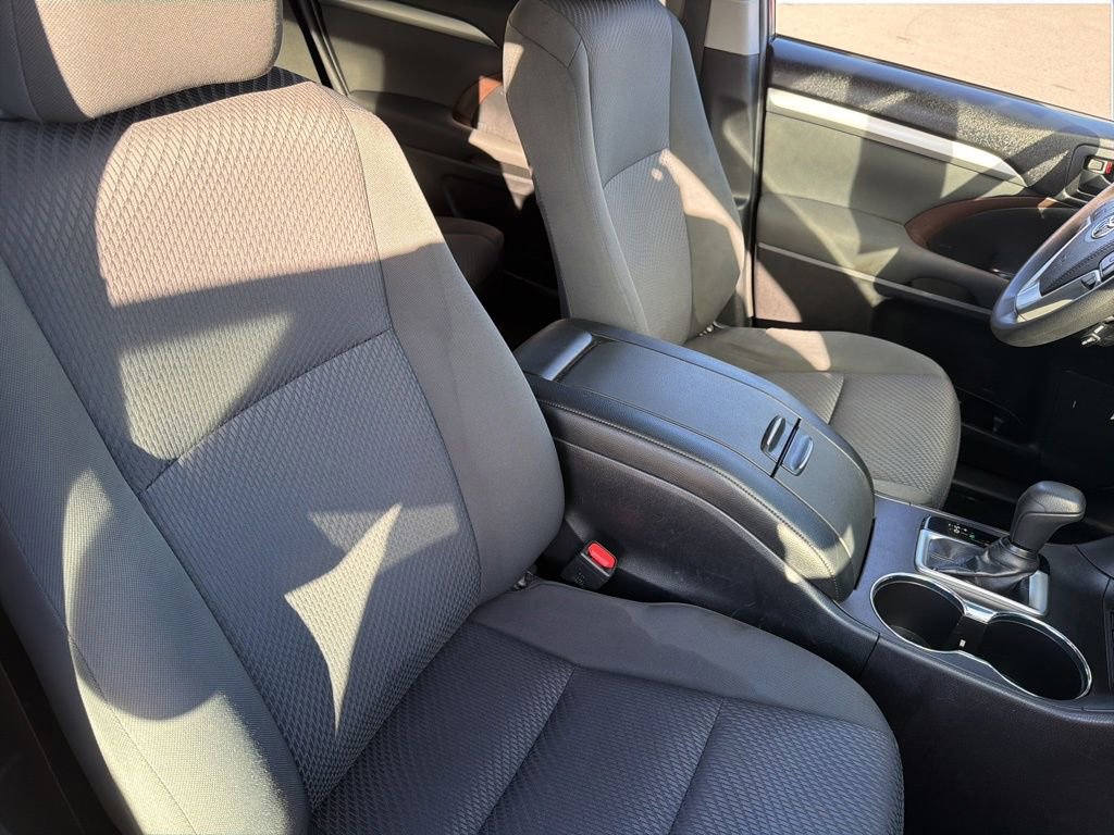 Used 2019 Toyota Highlander LE image 23